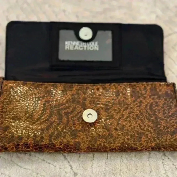 Beautiful cheetah print wallet by Kenneth Cole reaction - Picture 4 of 10